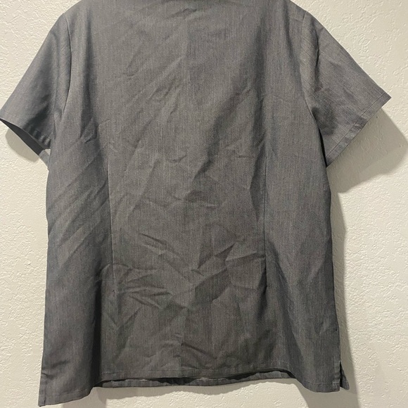 Figs Scrubs Women Sz L gray color with pockets in front - Picture 2 of 7